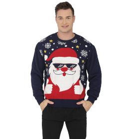 Mann im dunkelblauen Pullover mit Santa-Motiv, Schneeflocken und Sternen, lächelt in die Kamera.