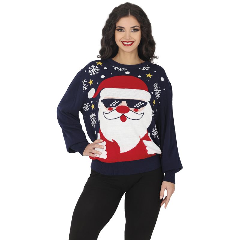 Frau mit dunkelblauem Pullover, darauf ein Weihnachtsmann mit Sonnenbrille, lächelt in die Kamera.
