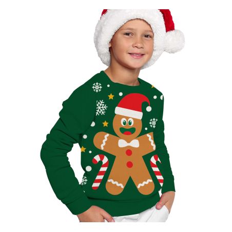 Lächelndes Kind mit Weihnachtsmütze und grünem Pullover mit Lebkuchenmann- und Zuckerstangenmotiv.