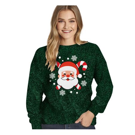 Lächelnde Frau im grünen Pullover mit Weihnachtsmann-, Zuckerstangen- und Schneeflocken-Motiv.