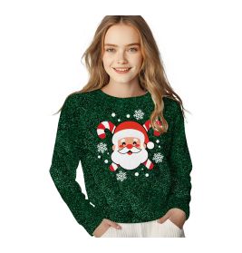 Lächelnde Frau in grünem Weihnachtspullover mit Weihnachtsmann- und Schneeflockenmotiv.