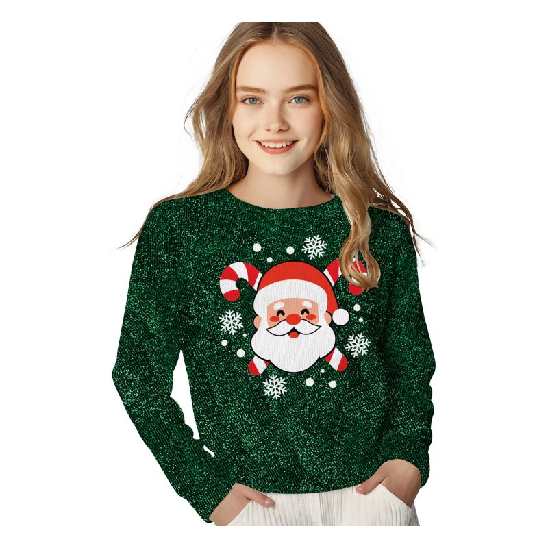 Lächelnde Frau in grünem Weihnachtspullover mit Weihnachtsmann- und Schneeflockenmotiv.