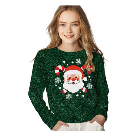 Lächelnde Frau in grünem Weihnachtspullover mit Weihnachtsmann- und Schneeflockenmotiv.