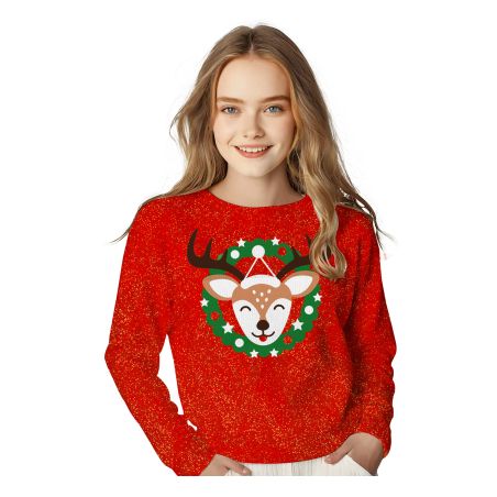 Junge Frau in rotem, glitzerndem Weihnachtspullover mit Rentier- und Kranzmotiv lächelt in die Kamera.