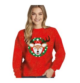 Lächelnde Frau in rotem Weihnachtspullover mit Rentier- und Kranzmotiv auf der Vorderseite.
