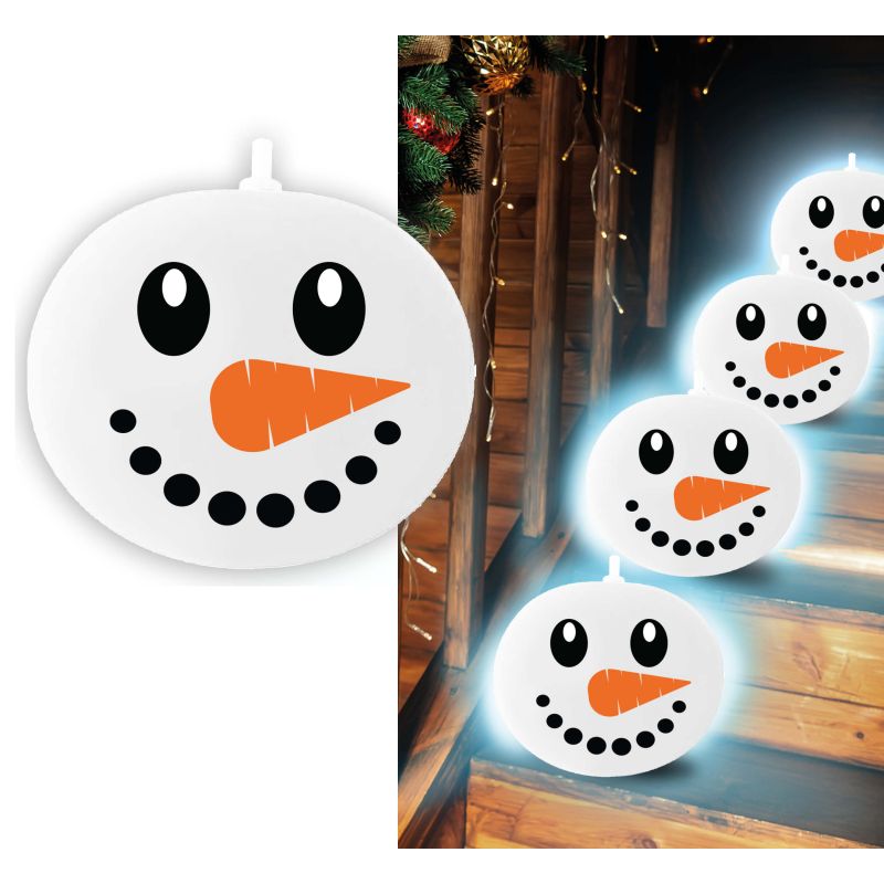 Runde Schneemann-Gesichtslampen mit Karottennase säumen eine festlich geschmückte Holztreppe.