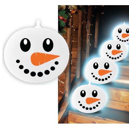 Runde Schneemann-Gesichtslampen mit Karottennase säumen eine festlich geschmückte Holztreppe.