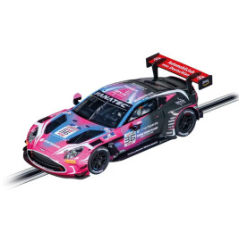 Ein pink-schwarz-blauer Rennwagen mit der Nummer 36 und Sponsorlogos auf einer Slotcar-Bahn.
