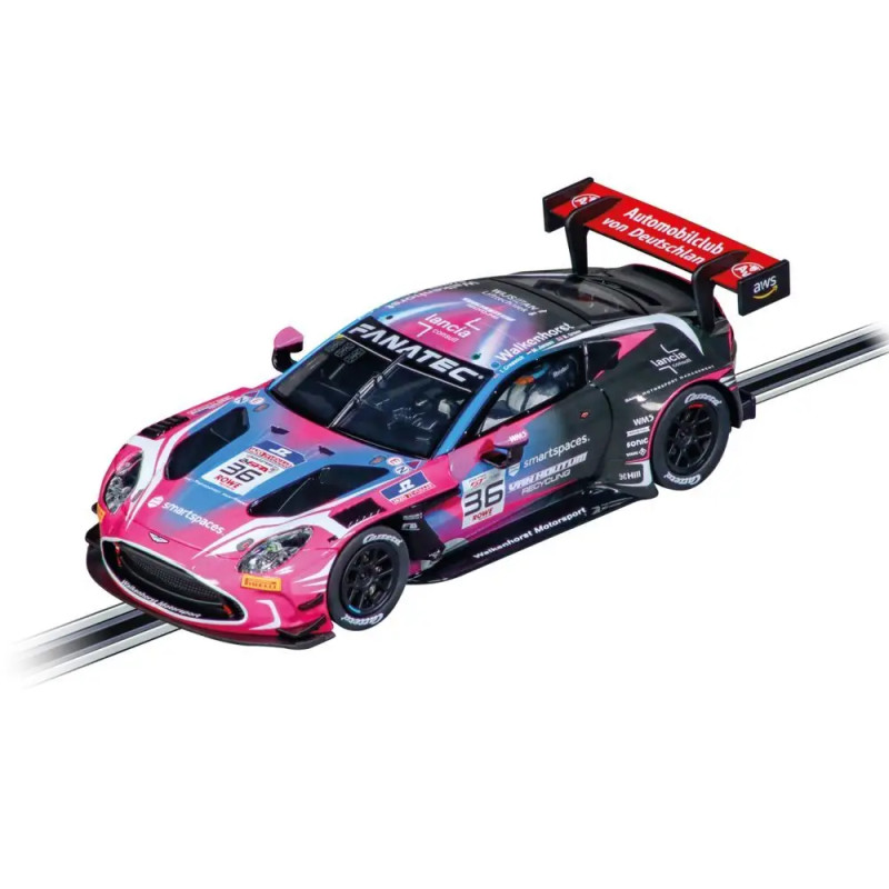 Ein pink-schwarz-blauer Rennwagen mit der Nummer 36 und Sponsorlogos auf einer Slotcar-Bahn.