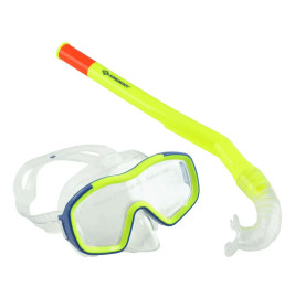 Gelbe Schnorchel und passende Taucherbrille mit blauem Rand und klarem Band liegen auf weißem Hintergrund.