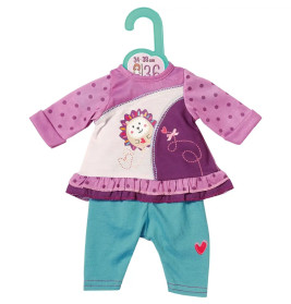 Lila-rosa Puppenkleid mit Igelmotiv, türkise Hose und Kleiderbügel.