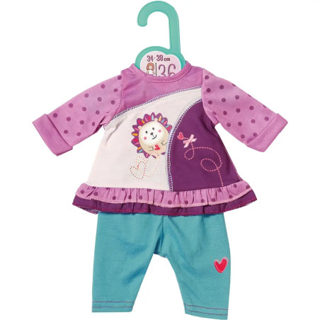 Lila-rosa Puppenkleid mit Igelmotiv, türkise Hose und Kleiderbügel.