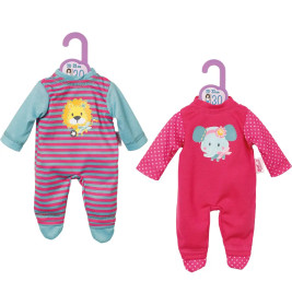 Zwei Babystrampler auf Bügeln: einer blau mit Löwenmotiv, einer rosa mit Elefantendesign.