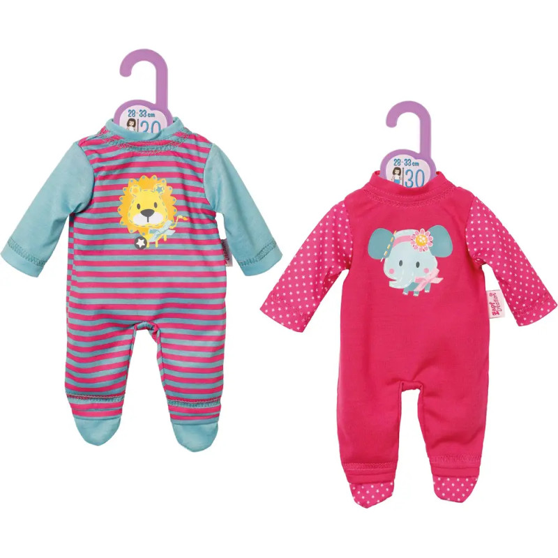 Zwei Babystrampler auf Bügeln: einer blau mit Löwenmotiv, einer rosa mit Elefantendesign.