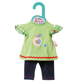 Grünes Puppenhemd mit Apfelmotiv, Rüschenärmeln und blauen Jeans an einem Bügel für 34-38 cm.