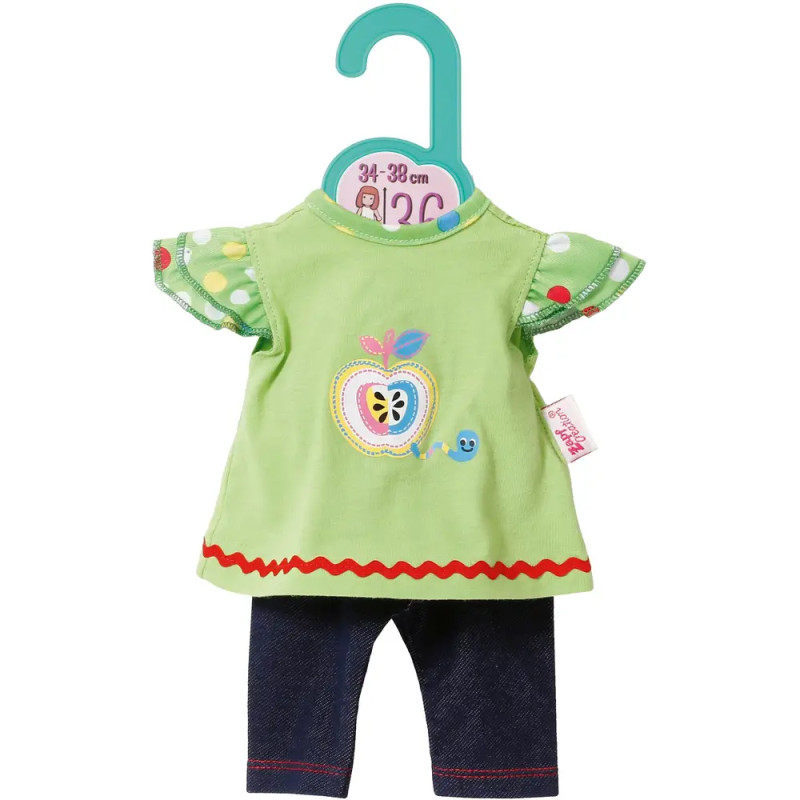 Grünes Puppenhemd mit Apfelmotiv, Rüschenärmeln und blauen Jeans an einem Bügel für 34-38 cm.