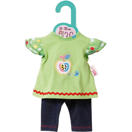 Grünes Puppenhemd mit Apfelmotiv, Rüschenärmeln und blauen Jeans an einem Bügel für 34-38 cm.