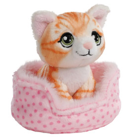 Plüschiges orange-weißes Kätzchen mit grünen Augen sitzt in einem rosa, gepunkteten, flauschigen Bett.