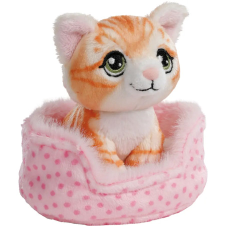 Plüschiges orange-weißes Kätzchen mit grünen Augen sitzt in einem rosa, gepunkteten, flauschigen Bett.