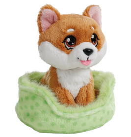 Plüschhund braun-weiß mit großen Augen sitzt in einem weichen, grünen Punktbett.