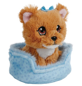 Plüschhund mit blauer Schleife sitzt in einem weichen blauen Bett.