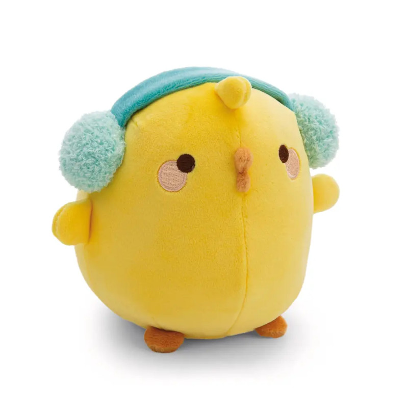 Rundes gelbes Plüschküken mit blauen Ohrenschützern, kleinen Flügeln und braunen Füßen auf weißem Hintergrund.