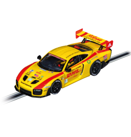 Gelb-roter Porsche-Rennwagen mit DHL-Logo, schwarzen Felgen und Sponsoren auf einer Rennstrecke.