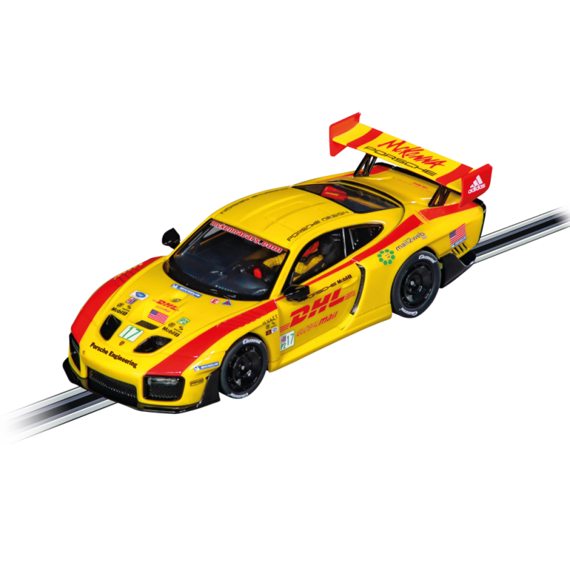 Gelb-roter Porsche-Rennwagen mit DHL-Logo, schwarzen Felgen und Sponsoren auf einer Rennstrecke.