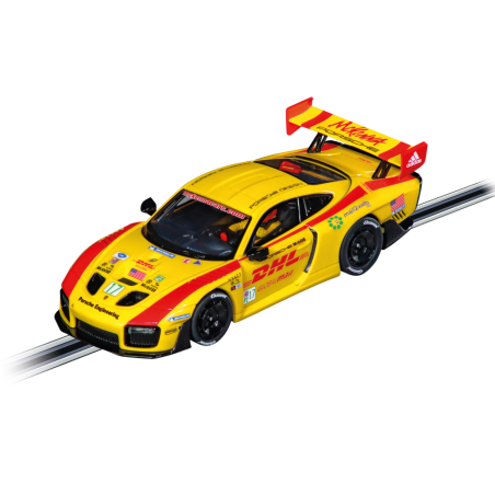Gelb-roter Porsche-Rennwagen mit DHL-Logo, schwarzen Felgen und Sponsoren auf einer Rennstrecke.