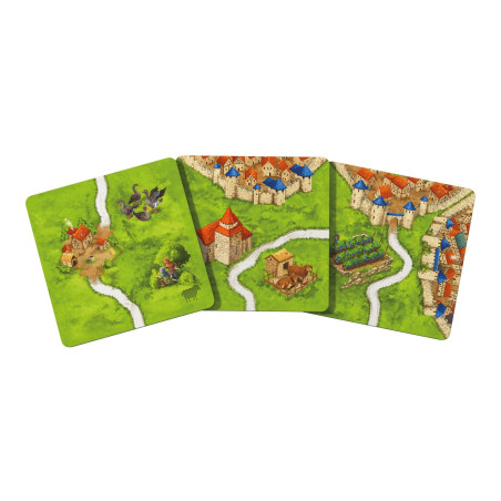 Drei Carcassonne-Spielplättchen mit Straßen, Gebäuden und grünen Feldern sind illustriert.