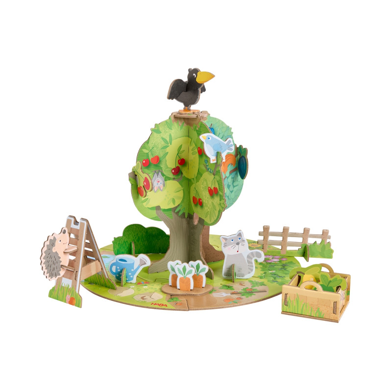 Holzspielset mit Baum, Tieren, Zaun, Kiste und Gartenszene auf rundem Sockel.