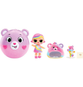 Bunte Care Bears-Spielzeuge: Puppe, bärenförmiger Ball, kleine Bärenfigur und weiteres Zubehör.