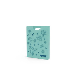 Hellblaues Sitzkissen aus Schaumstoff mit Pferde- und Blumenmotiven, Griffaussparung und ergobag-Logo.