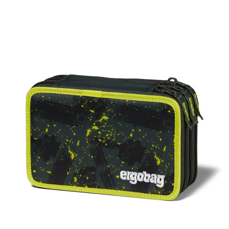 Rechteckiges Federmäppchen mit schwarzem und grünem Spritzmuster, gelbem Rand und ergobag-Logo vorne.