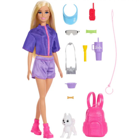 Barbie-Puppe in lila Outfit mit pinken Stiefeln, Hund, pinkem Rucksack und Zubehör vor weißem Hintergrund.