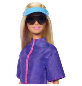 Barbie Outdoor-Abenteuer Modepuppe Malibu mit mehr als 10 Zubehörteilen zum Thema Camping, darunter