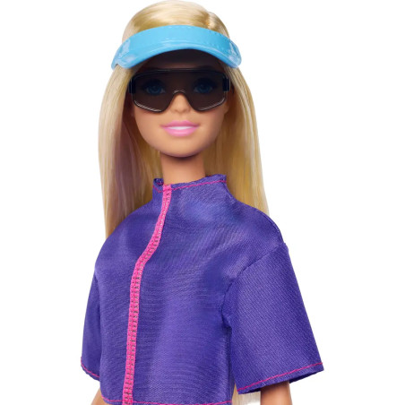 Barbie Outdoor-Abenteuer Modepuppe Malibu mit mehr als 10 Zubehörteilen zum Thema Camping, darunter