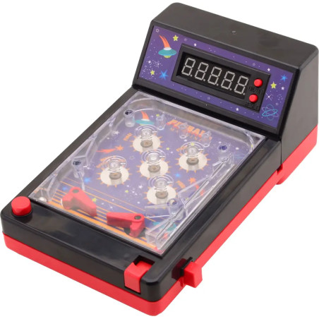 Kleines Tischflipper-Spiel mit digitaler Punkteanzeige und Weltraum-Motiv im Hintergrund.
