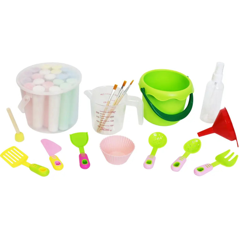 Spiel-Kochset mit Utensilien, Messbecher, Eimer, Kreide, Trichter und Pinseln auf weißem Hintergrund.