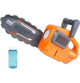 Orange-graue Spielzeugkettensäge mit einer Flasche blauer Flüssigkeit daneben auf weißem Hintergrund.