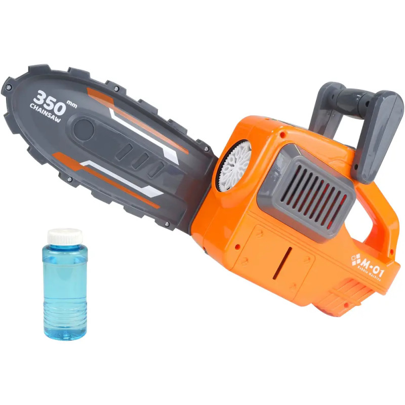 Orange-graue Spielzeugkettensäge mit einer Flasche blauer Flüssigkeit daneben auf weißem Hintergrund.