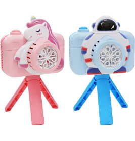Zwei Spielzeugkameras auf Stativen: rosa mit Einhorn, blau mit Astronaut, beide mit fächerförmigen Objektiven.