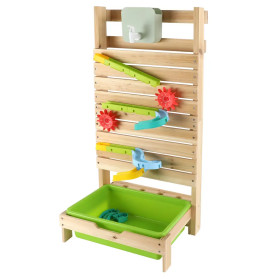 Holz-Wasserspielstation mit Rutschen, Zahnrädern, oben Wasserhahn und unten grüner Wanne.