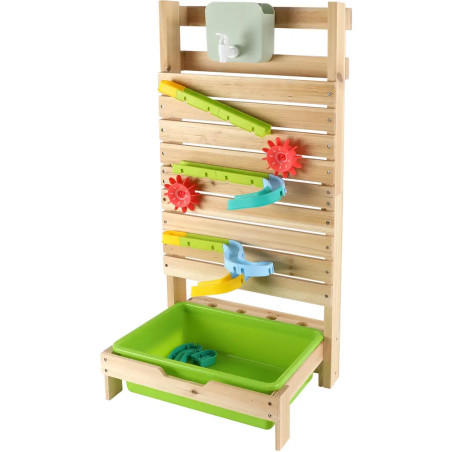 Holz-Wasserspielstation mit Rutschen, Zahnrädern, oben Wasserhahn und unten grüner Wanne.