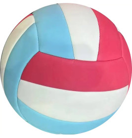 Ein Volleyball mit blauen, weißen und roten Feldern vor weißem Hintergrund.