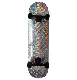 Ein Skateboard mit schimmerndem, holografischem Deck und schwarzen Rollen steht vertikal.