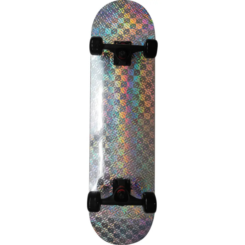 Ein Skateboard mit schimmerndem, holografischem Deck und schwarzen Rollen steht vertikal.