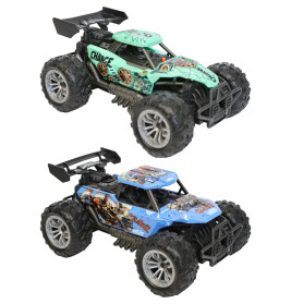 Zwei Spielzeug-Geländewagen, grün und blau, mit großen Reifen und bunten Designs auf der Karosserie.