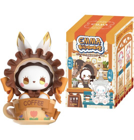 Hasenfigur mit Haube in Kaffeetasse steht neben bunter Verpackung, die das gleiche Motiv zeigt.