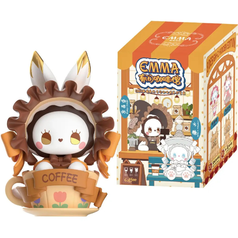 Hasenfigur mit Haube in Kaffeetasse steht neben bunter Verpackung, die das gleiche Motiv zeigt.